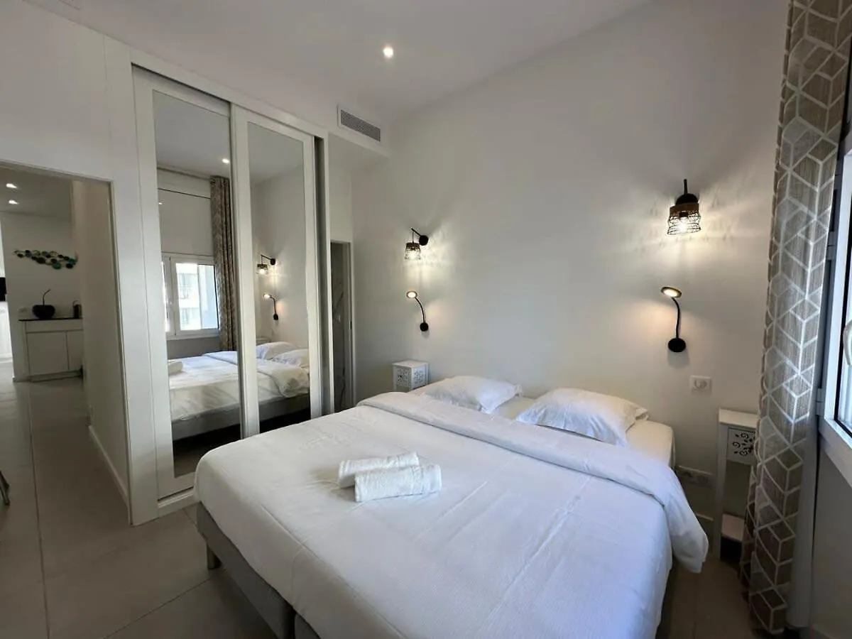B080- A L'Etroit A L'Hotel Bienvenue Chez Nous Cannes